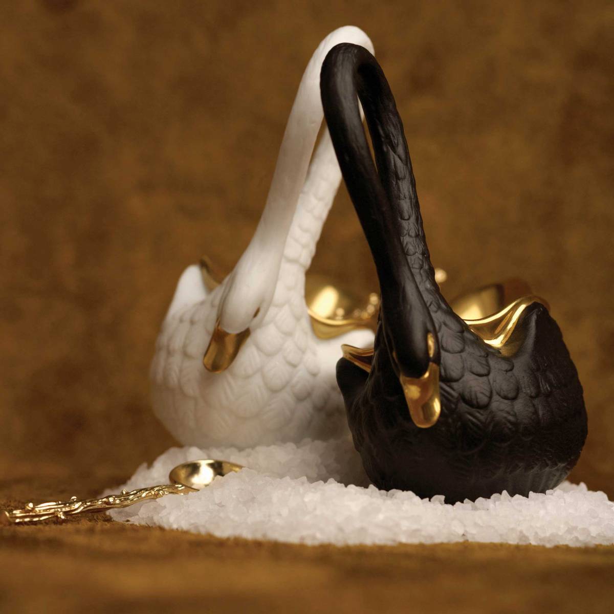 L'OBJET Swan with a black and a white swan
